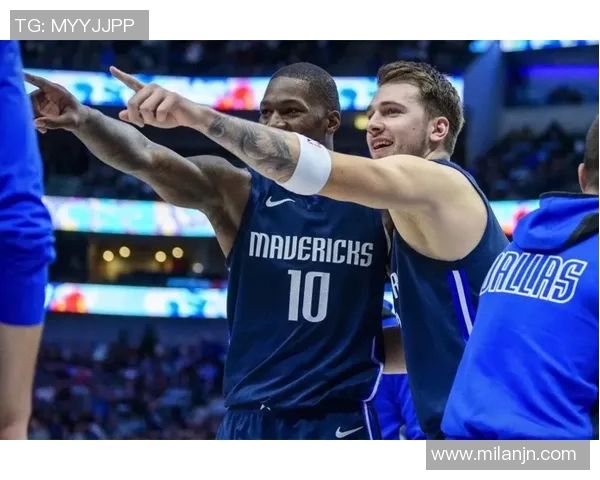 东契奇与里夫斯联手发威勇士油漆区内线防守漏洞显著 东契奇与里夫斯联手发威勇士油漆区内线防守漏洞显著