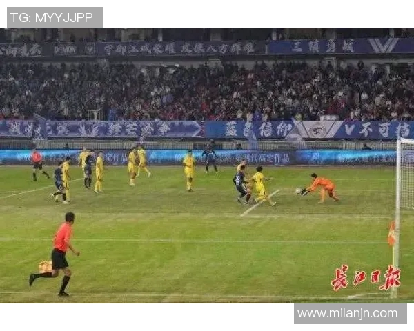 客胜三镇成功保级球迷热情迎接深圳新鹏城全队归来 客胜三镇成功保级球迷热情迎接深圳新鹏城全队归来