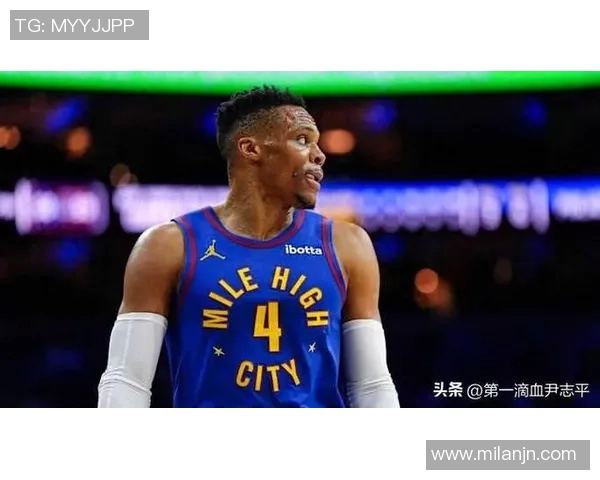 威少训练馆挥汗如雨新赛季去向仍悬而未决引发球迷热议 威少训练馆挥汗如雨新赛季去向仍悬而未决引发球迷热议