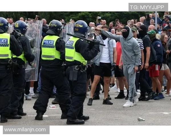 斯特林勇敢对抗蒙面窃贼保护家人安全展现真男人风范