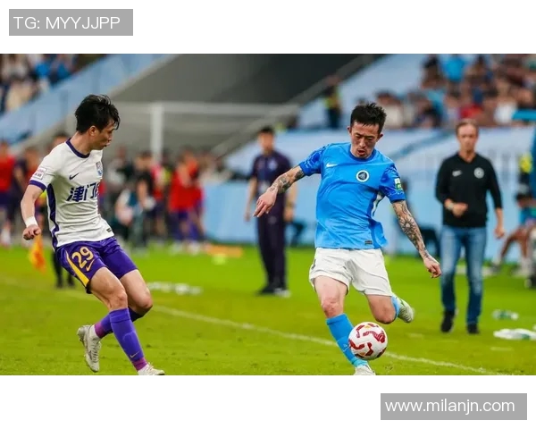 杨一鸣肘击被红牌罚下新鹏城领先后遭遇人数劣势